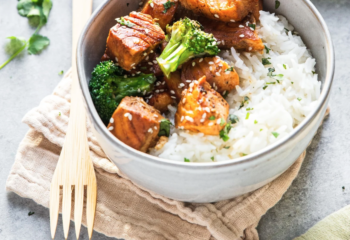 apricot ginger salmon bowl w/ broccoli & white rice