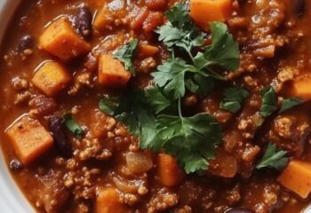 black bean & sweet potato turkey chili w/ house salad